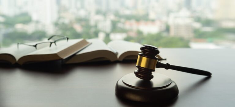 Hukuk ofisinde masa üstünde adalet sembolleri – mutlak butlan kavramını temsil eden görsel